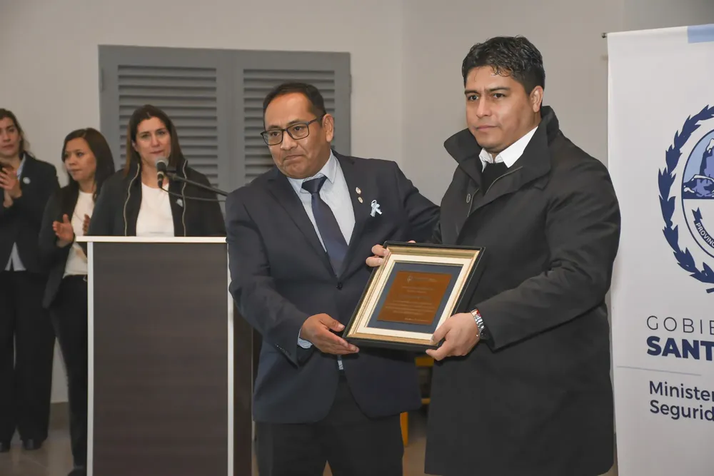 20240523_CV_POLICIA_ENTREGA_CAMIONETAS-20