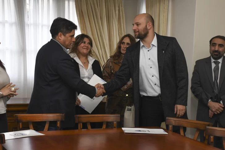 20240531_CV_FIRMA_CONVENIO_INTENDENTES-13-728x485