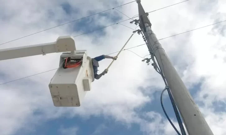 corte-de-luz-trabajador-empleados-ervicios-publicos-cable-de-energia-electrica-reparacion-728x435