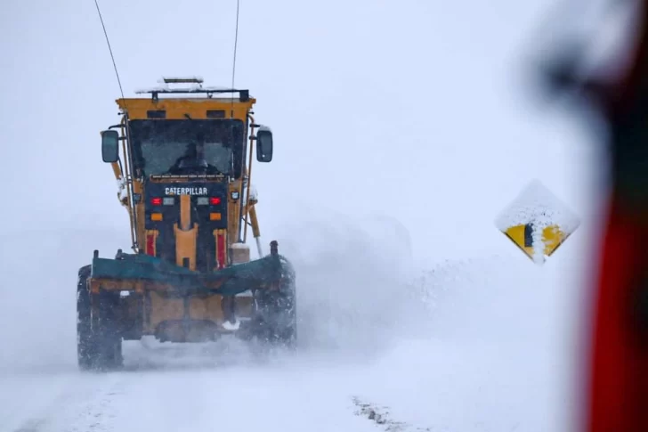 rutas-santa-cruz-nieve-maquinas-viales-camiones-nevada-junio-2024-14-728x485