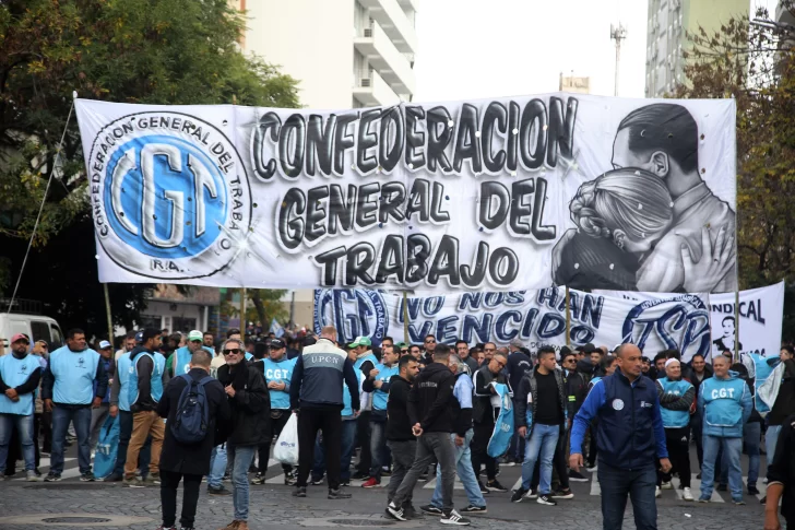 Trabajadores-concentran-en-Defensa-e-Independencia-para-marchar-hacia-el-monumento-al-Trabajo-en-un-acto-organizado-por-la-CGT-Foto-NA-MARIANO-SANCHEZ-1-728x485
