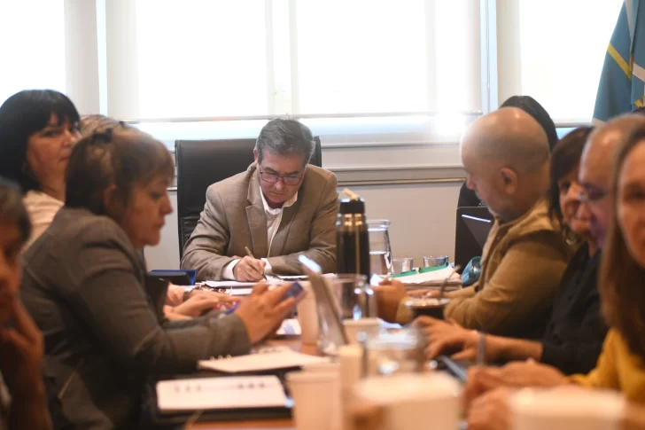 El-Gobierno-de-Chubut-garantizo-el-salario-minimo-de-un-docente-en-500-1-728x485