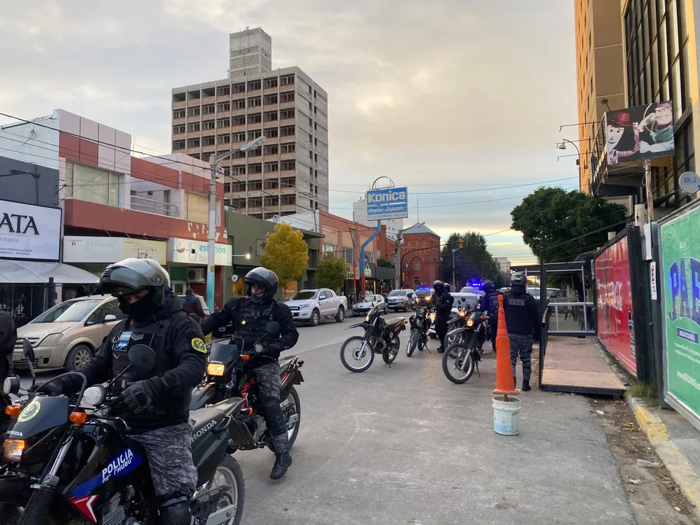 Inusual-despliegue-de-seguridad-para-el-traslado-de-embajadores-autoridades-nacionales-y-extranjeras-a-la-Legislatura (1)