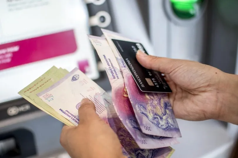 CAJERO-BANCO-PLATA-DINERO-SUELDO-CRONOGRAMA-TARJETA-9-810x540-1 (1)