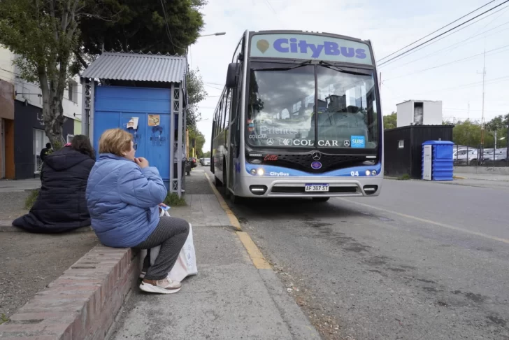 parada-colectivo-gente1-728x486
