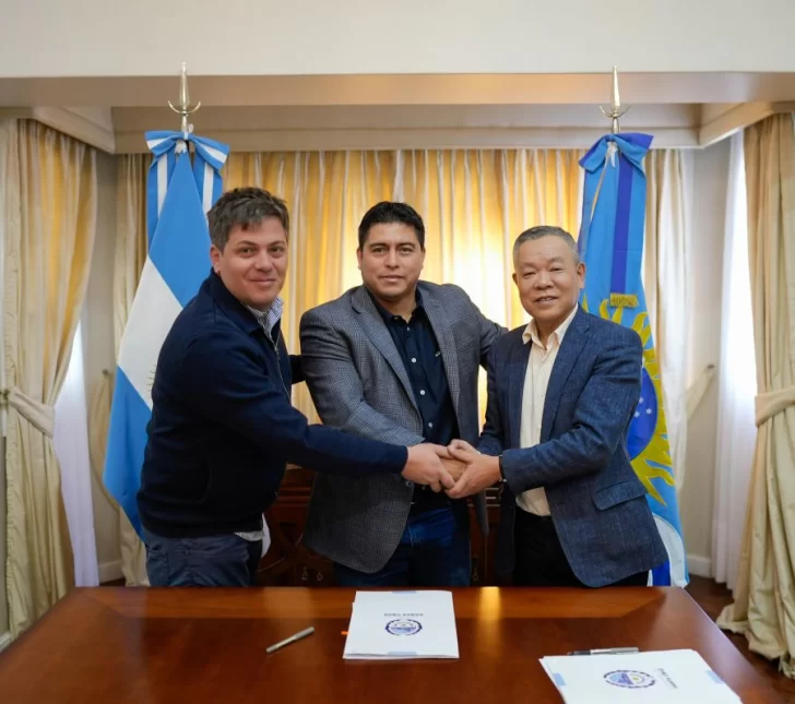 claudio-vidal-inversiones-chinas-el-presidente-de-Hexarmonia-Capital-S.A-Jonatan-Tor-junto-al-presidente-de-Hong-Dong-Lan-Pingyong-1-1-728x645