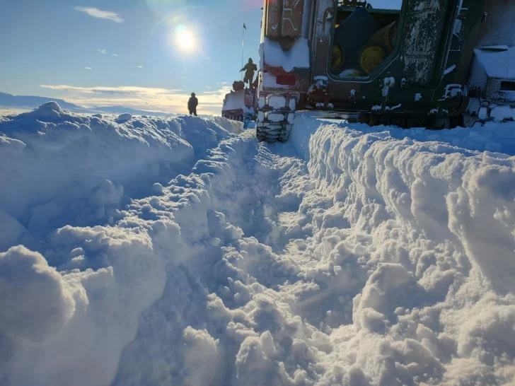 ejercito-santa-cruz-ayuda-nieve-estancias-campo-18-728x546