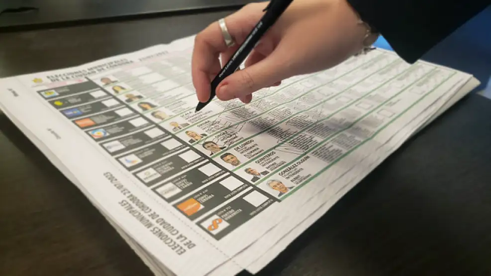 boleta-unica-de-cordoba-con-mano-votando-1614576