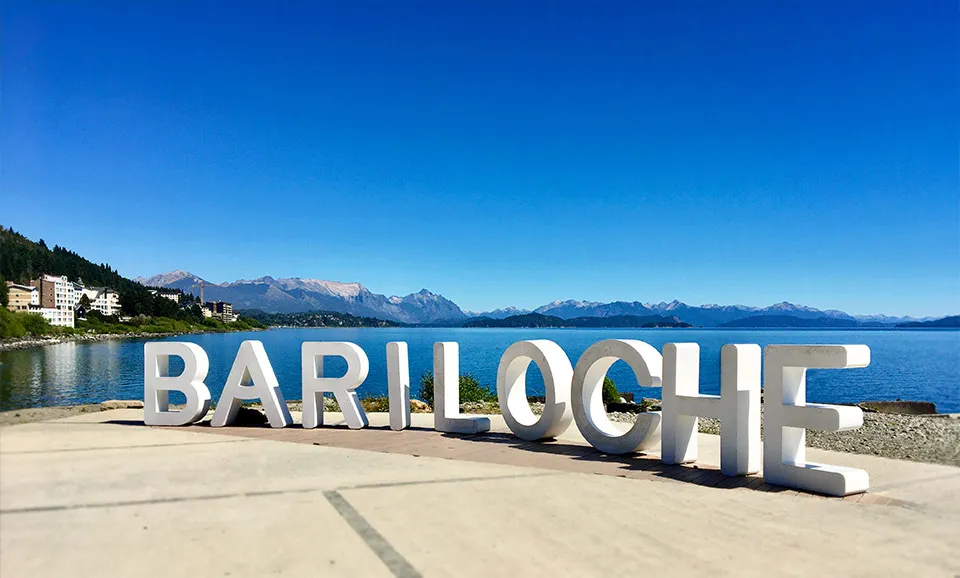 bariloche-barilocheorg-verano2021-fotofranciscoraggio-fotobarilocheorg-patagonia-argentina-lagonahuelhuapi-cartelbariloche